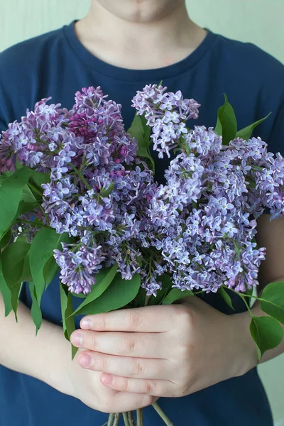 Mujer Escondiendo Cabeza Flores Ramo Color Lila Sobre Fondo Azul — Foto de Stock