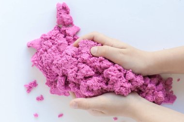Eller kinetik kumun arka planında. Taret inşaatı. Çocukların yaratıcılığı. erken gelişim