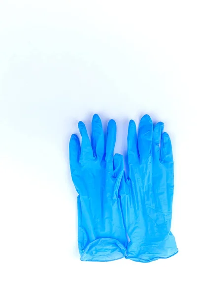 白色背景上的蓝色医用手套 — 图库照片