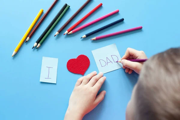 Vatertag Glückliche Familientochter Küsst Papa Und Schenkt Glückwunschkarte Urlaub — Stockfoto