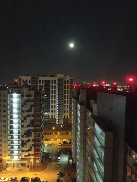 Φωτεινό Φεγγάρι Στον Ουρανό Νύχτα Πάνω Από Πολυώροφα Κτίρια — Φωτογραφία Αρχείου