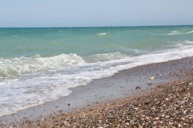 Deniz kıyısında köpük dalgası, yaz tatili