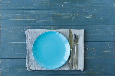 Yemek tabağı üst görünümü ayarlıyor