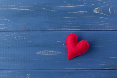 Mavi arkaplandaki keçenin kalbi