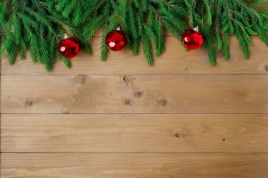 Noel ağacı dekorasyonuna şenlik arkaplanı üzerinden yakın plan