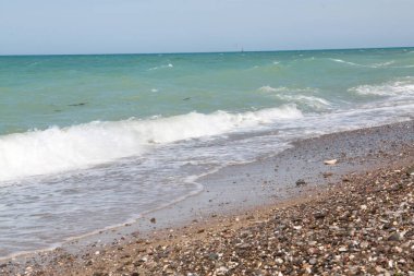 Beyaz Kum, Kumsal ve Su Sıçratan Dalgalar