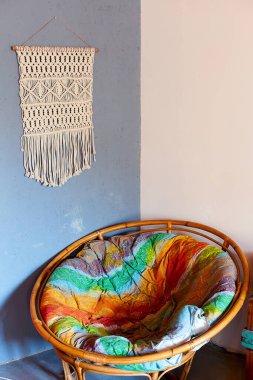 Yuvarlak ve konforlu kırmızı koltuklar. Koyu renkten yapılmış..