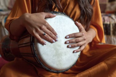 Kızın elleri Afrika davulunda güzel bir melodi çalıyor. meditasyon.