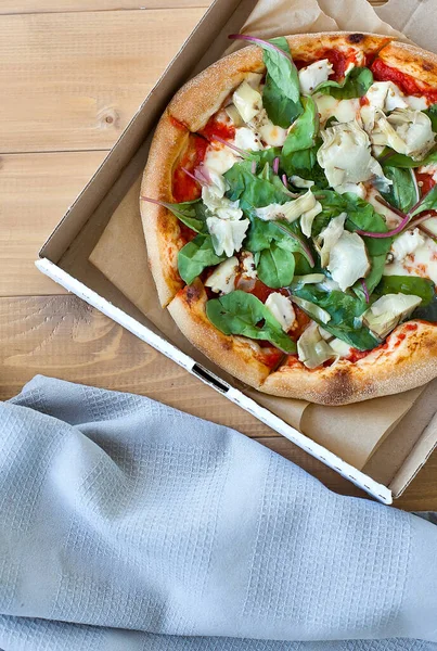 Pizza Pudełku Drewnianym Stole Zbliżenie — Zdjęcie stockowe