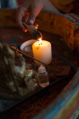 Mumları ışıkla kaplayan el fotoğrafı