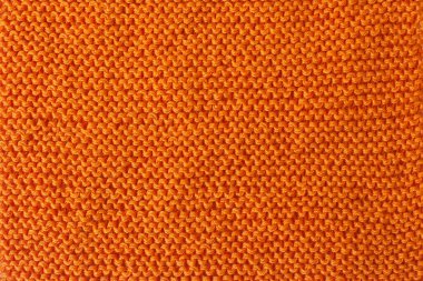 Örülmüş kumaş arka planda. Örgü. Kırmızı iplik. Şırıngaların üzerinde örgü halkaları