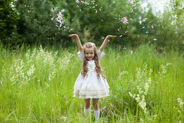 Uma Menina Rindo Pequena Bonito Campo Detém Enorme Buquê Flores — Fotografia de Stock
