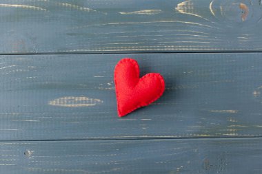 Sevgililer Günü arka planı beyaz arka planda izole edilmiş el yapımı oyuncak kalplerle dolu. Aşk, romantizm kavramı. Nakışlı çizgileri olan parlak kalpler hissettim. Kalbin içindeki boşluğu kopyala.