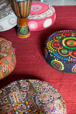 Bir Türk geleneksel davulu parlak üfürüklerin arasında yerde duruyor