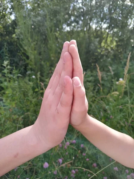 Дві Руки Дають Ять Один Одному Сірому Фоні — стокове фото