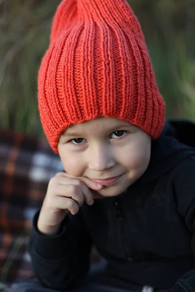 Portret Van Een Jongetje Met Een Rode Gebreide Muts — Stockfoto