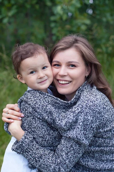 Mãe Feliz Filha Andando Parque Verão Mãe Abraça Sua Filha — Fotografia de Stock