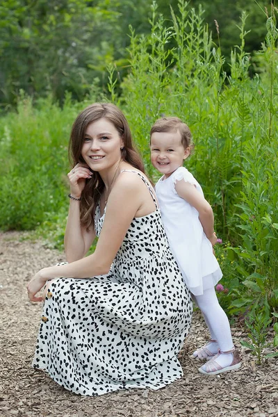 Mother Three Year Old Daughter Walking Park Woods Sit Path — Stock Photo, Image