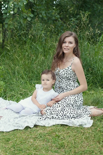 Mor Och Flicka Har Picknick Parken — Stockfoto