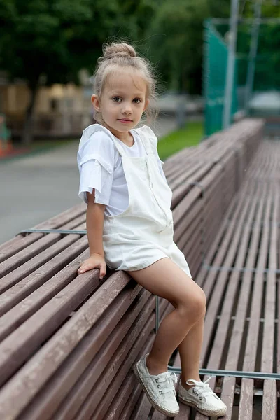 Uma Menina Com Roupas Leves Caminha Parque Caminhe Livre Dia — Fotografia de Stock