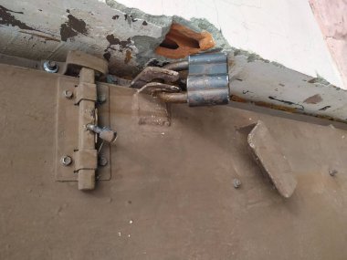 Eski kilit eski ahşap kapıları kilitlemek için kullanılmış. Çelik gümüş kilit güvenilir bir şekilde eski kapıları ve kapıları soyulmuş boyayla kilitliyor..