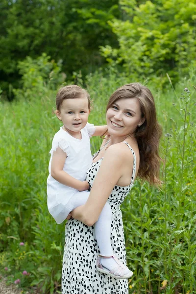 Mãe Uma Loira Com Uma Filha Seus Braços Que Tem — Fotografia de Stock