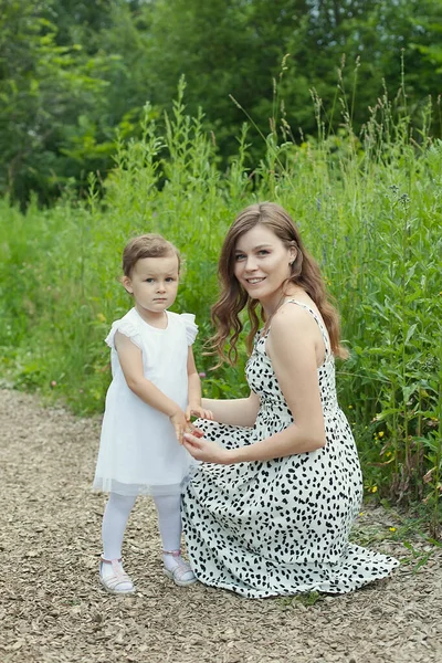 Mom Blonde Daughter Her Arms Who Has Sweet Lollipop Park — Stock Photo, Image