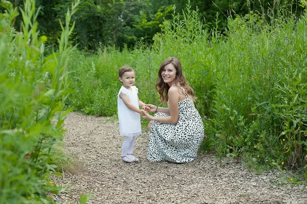 Mãe Uma Loira Com Uma Filha Seus Braços Que Tem — Fotografia de Stock