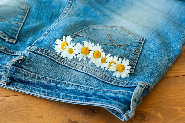 Daisy Kwiaty Bezszwowy Wzór Tle Dżinsów — Zdjęcie stockowe