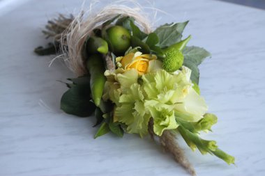 Limonlar, limonlar, biberler ve renkli çiçeklerle yaratıcı bahar konsepti. Minimum doğa düzlüğü.