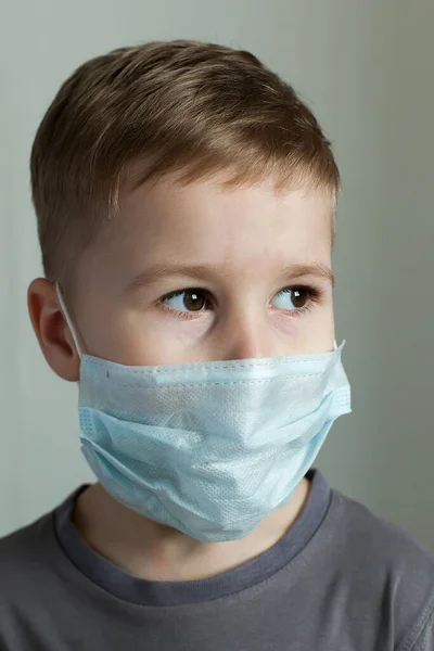 Porträt Eines Kindes Mit Mundschutz Isoliert Auf Weißem Hintergrund — Stockfoto