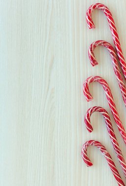 Beyaz bir yüzeyde dört Noel bastonu