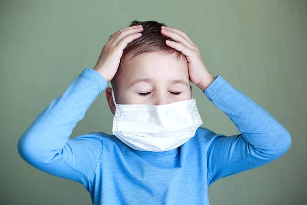 Retrato Niño Con Una Máscara Facial Asistencia Sanitaria — Foto de Stock