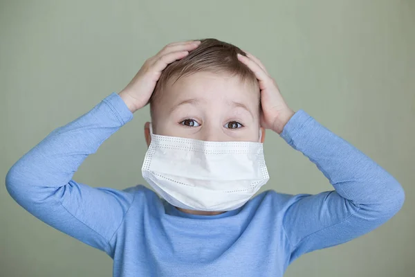 Πορτρέτο ενός παιδιού με μάσκα προσώπου. υγειονομική περίθαλψη. — Φωτογραφία Αρχείου
