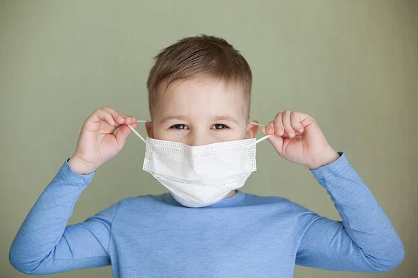 Kleiner Junge mit medizinischem Mundschutz zum Schutz vor Grippeviren. — Stockfoto