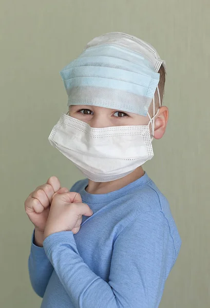 Mały chłopiec w medycznej masce do ochrony zdrowia przed wirusem grypy. — Zdjęcie stockowe