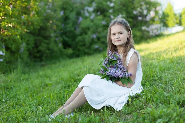 Uma Menina Segura Buquê Lilases Belo Dia Ensolarado Menina Bonito — Fotografia de Stock