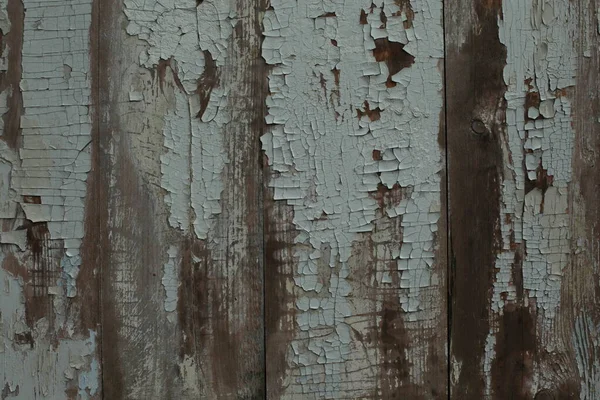 水平方向のテクスチャを持つ古いラフ木製の壁 古い壁に剥離プラスター付き レトロなおじさん壁 白い均一ではない石膏と壁 — ストック写真