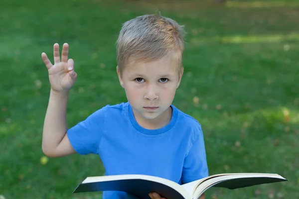 Menino Levanta Segura Livro Didático Sua Mão Outra Mão Levantou — Fotografia de Stock