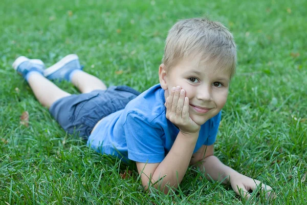 Barefoot Boy Zit Het Gazon Leuk Kind Het Park Kijk — Stockfoto