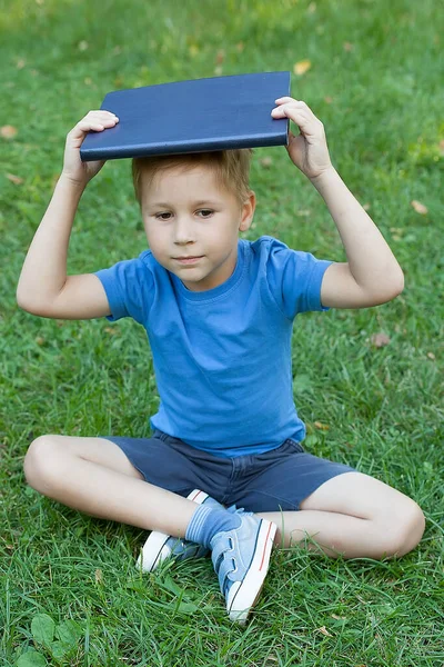 Jovem Apreciando Seu Livro Leitura Parque Livre — Fotografia de Stock