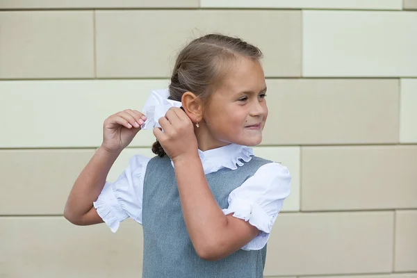 Menina Bonito Ajusta Cabelo Arco Com Uma Foice Primeiro Ano — Fotografia de Stock