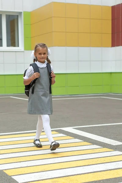 Χαρούμενο Χαμογελαστό Παιδί Πηγαίνει Σχολείο Για Πρώτη Φορά Ένα Κοριτσάκι — Φωτογραφία Αρχείου