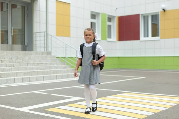 Volta Escola Uma Menina Está Andando Uma Travessia Pedestres Para — Fotografia de Stock