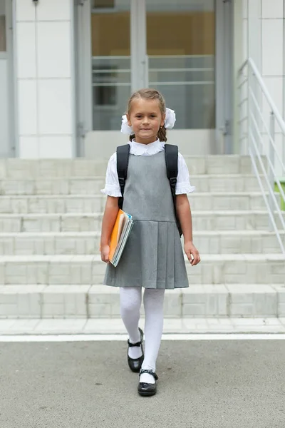 Ein Schulmädchen Mit Schulbüchern Und Einem Rucksack Läuft Der Nähe — Stockfoto