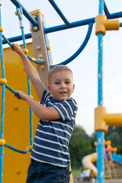 Menino Divertindo Playground Livre Verão Lazer Esporte Ativo Para Crianças — Fotografia de Stock