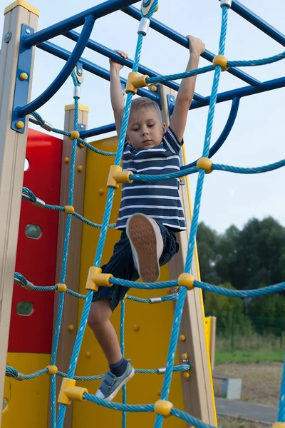 Rapazinho Parque Infantil Pendurado Numa Escada Corda Jogos Fresco — Fotografia de Stock