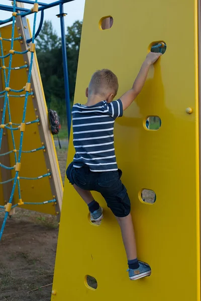 Menino Bonito Está Divertindo Playground Férias Verão Bebé Sobe Parque — Fotografia de Stock