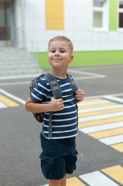 Okul çantalı mutlu, zeki çocuk. Modern sırt çantası. Okula ilk gelişim. Okula geri dön..