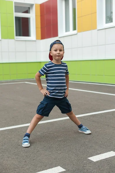 Retrato Rapaz Perto Das Paredes Escola Primeiro Ano Volta Escola — Fotografia de Stock